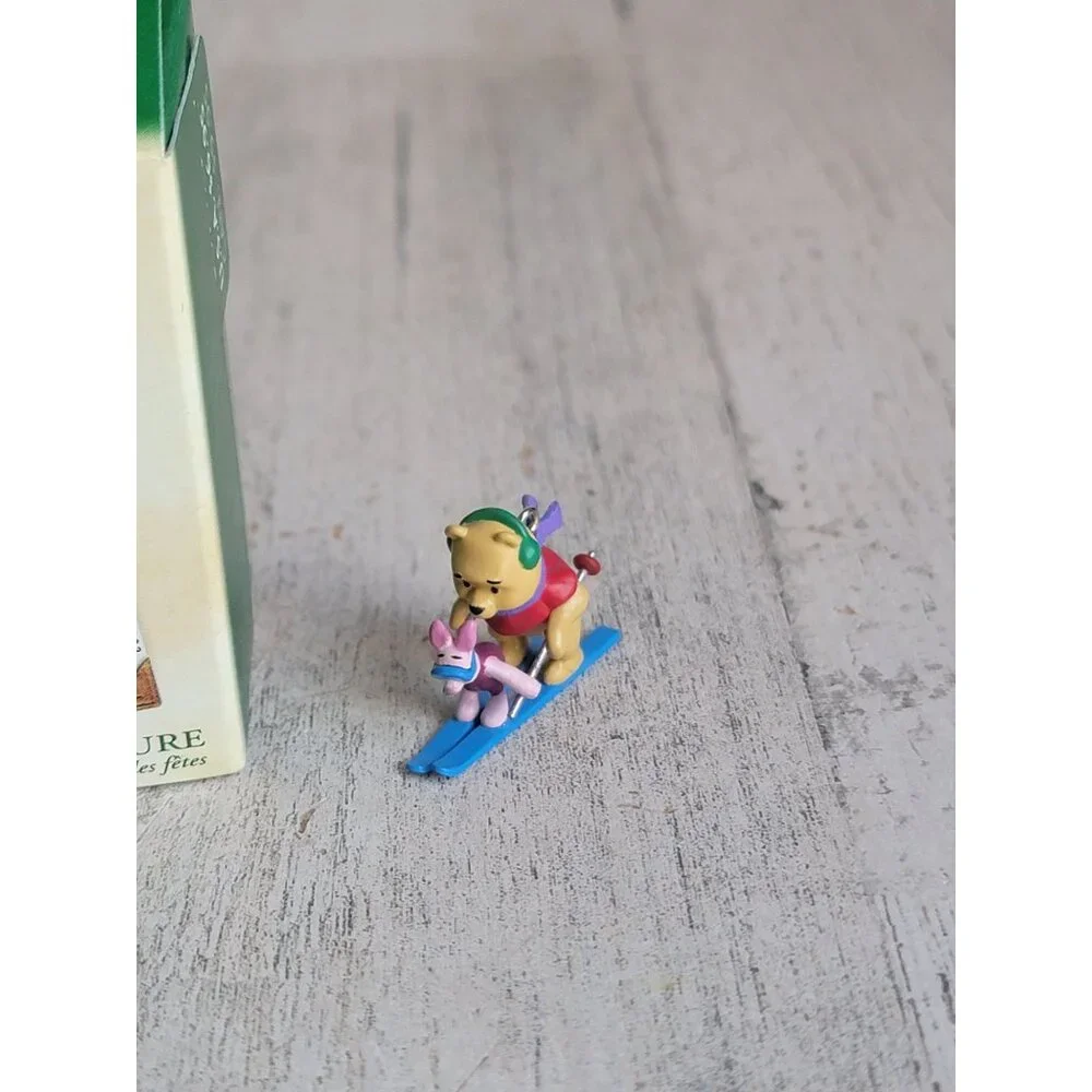 Hallmark on the slopes Winnie the Pooh‎ miniature ornament Xmas